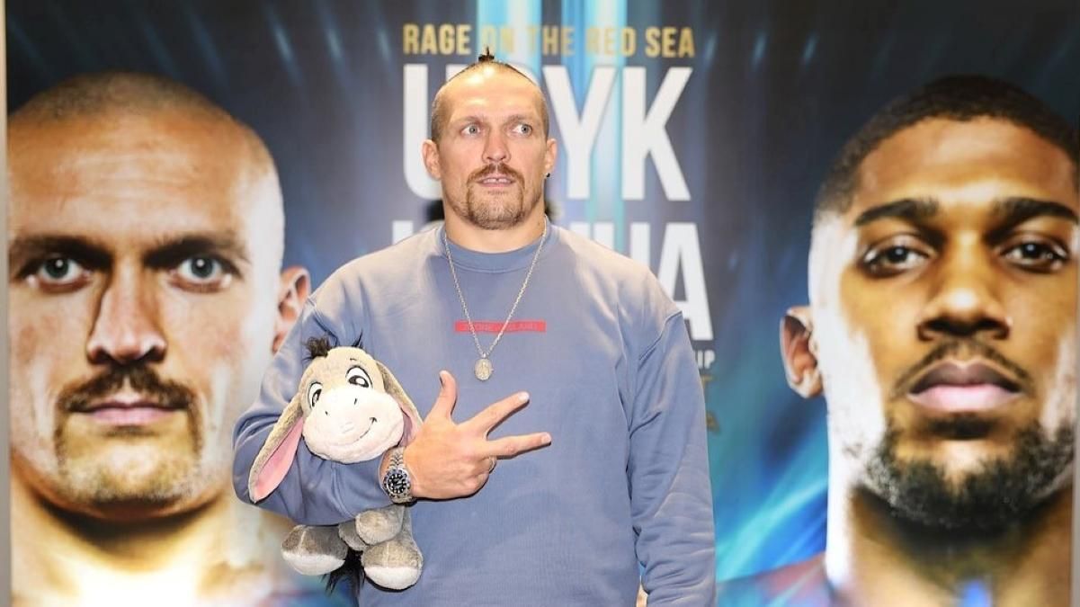 Усик вразив усіх милим талісманом від донечки під час першої пресконференції перед боєм з Джошуа