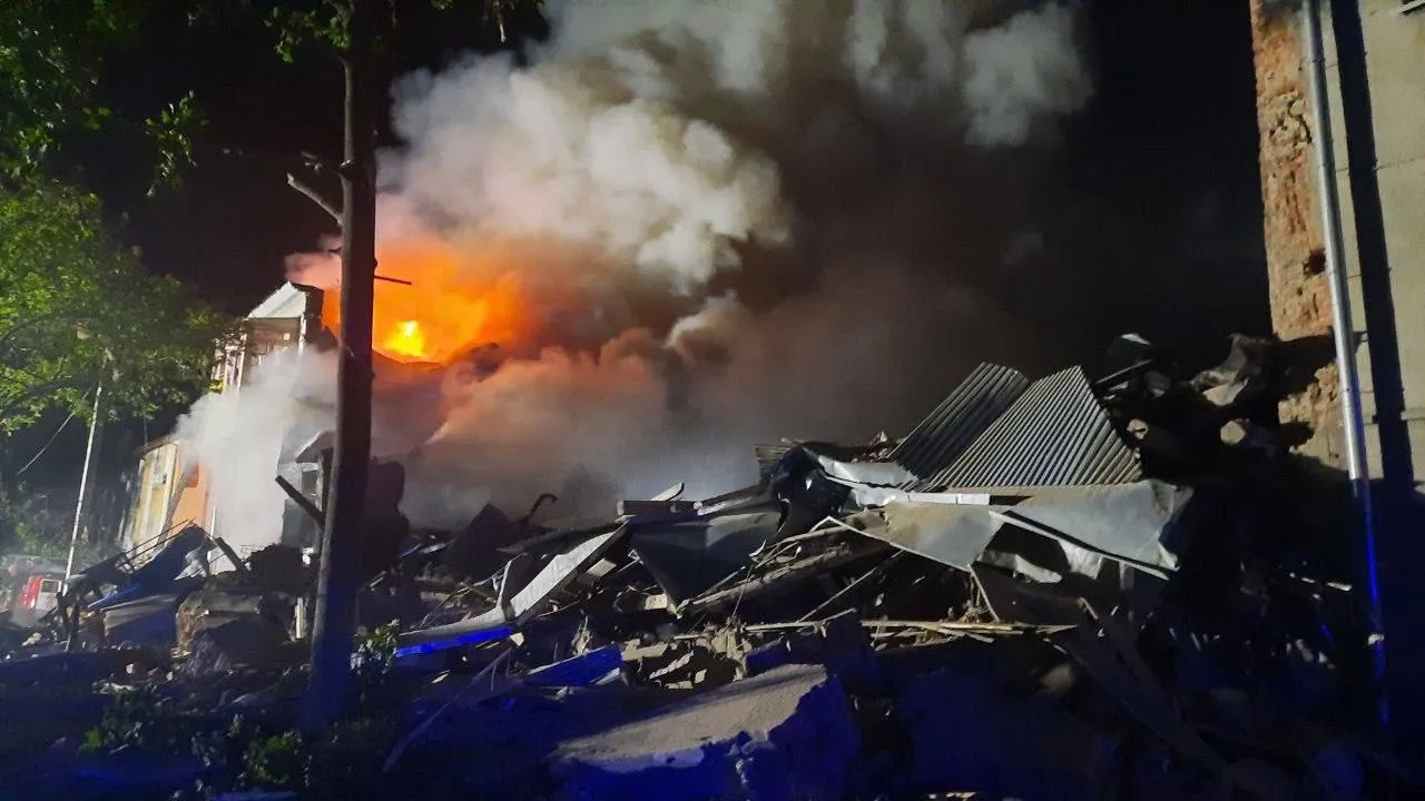 Окупанти вдарили по Салтівці у Харкові, виникла пожежа: загинули 6 людей, ще 16 постраждали