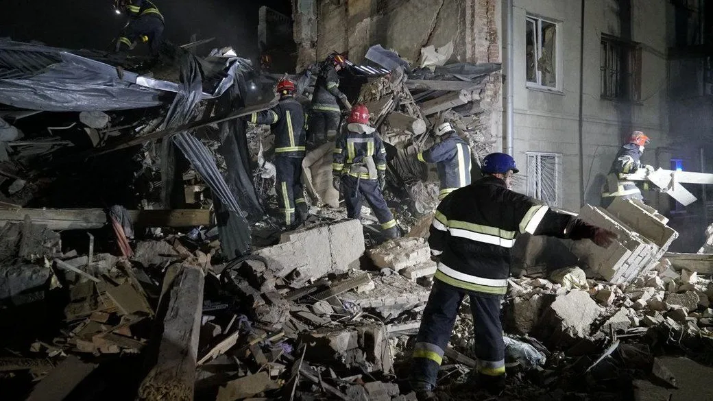 Вдарили Калібрами по гуртожитку з 30 жителями: свіжі подробиці обстрілу Салтівки Вдарили Калібрами по гуртожитку з 30 жителями: свіжі подробиці обстрілу Салтівки