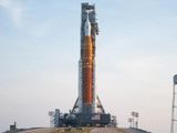 Людство повертається на Місяць: NASA викотило гігантську ракету SLS на стартовий майданчик