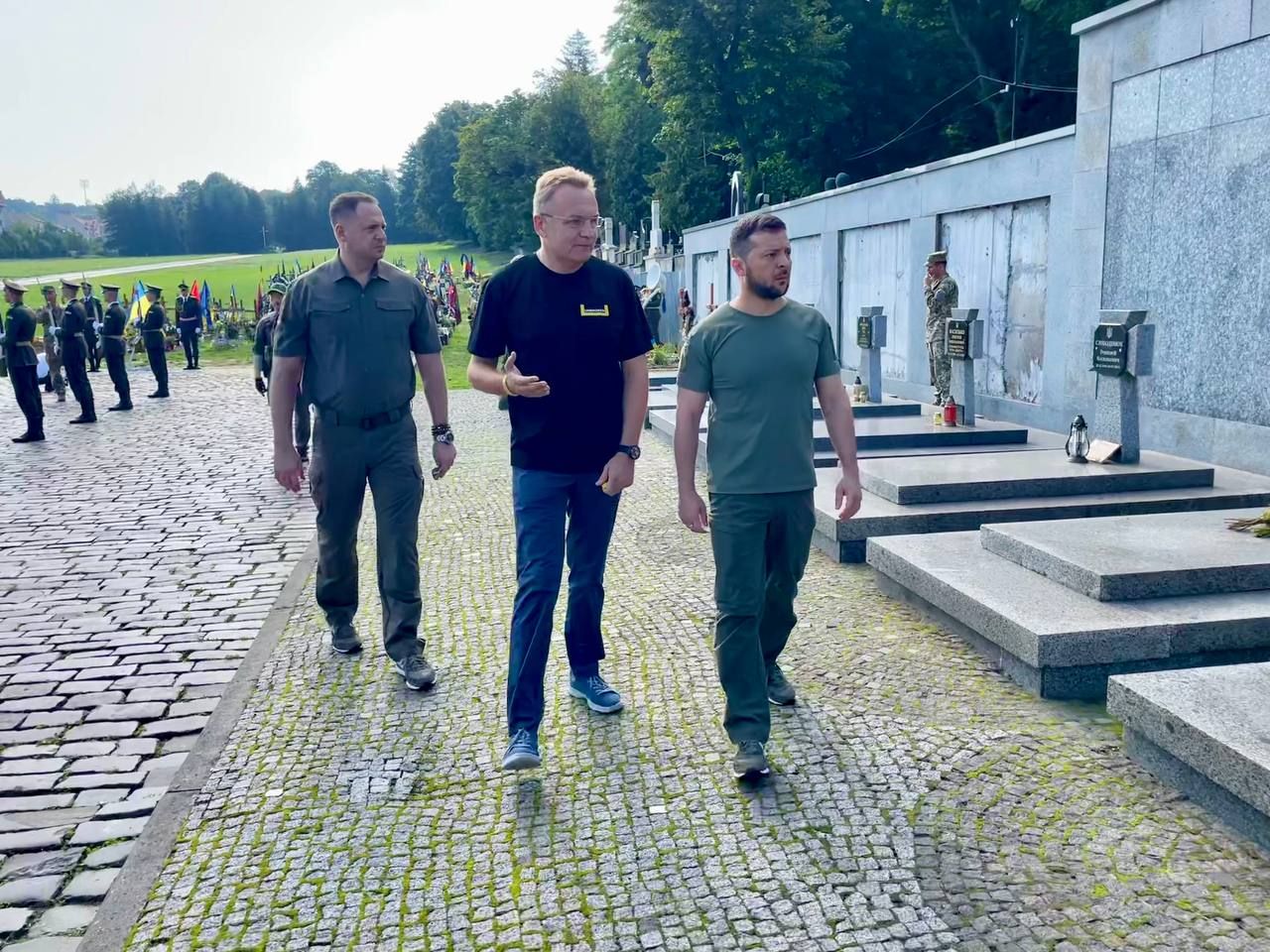 Владимир Зеленский и Андрей Садовый почтили память погибших защитников Владимир Зеленский и Андрей Садовый почтили память погибших защитников