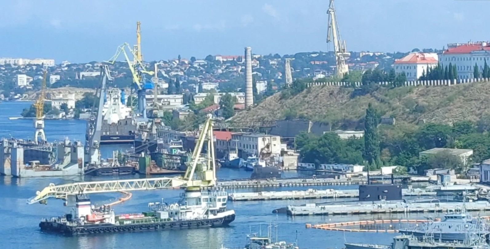 Окупанти в Севастополі завантажують на підводний човен ракети Окупанти в Севастополі завантажують на підводний човен ракети