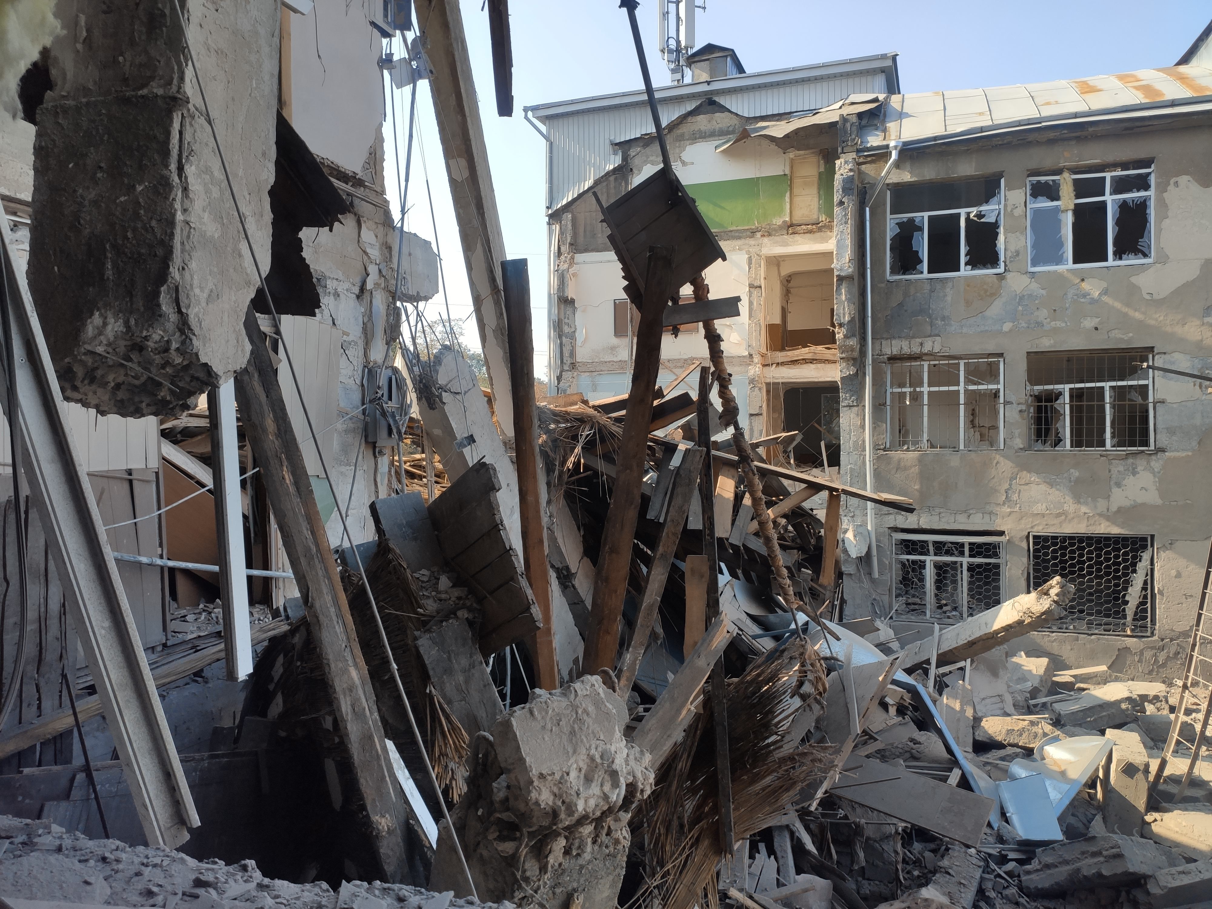 Обстріли Харкова зранку 19 серпня - загинула жінка, яка охороняла виш Обстріли Харкова зранку 19 серпня - загинула жінка, яка охороняла виш