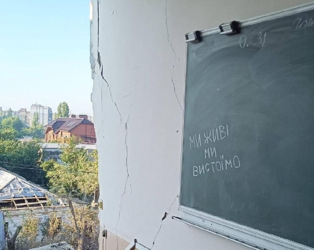 У миколаївському внз дошка вистояла під час обстрілу У миколаївському внз дошка вистояла під час обстрілу