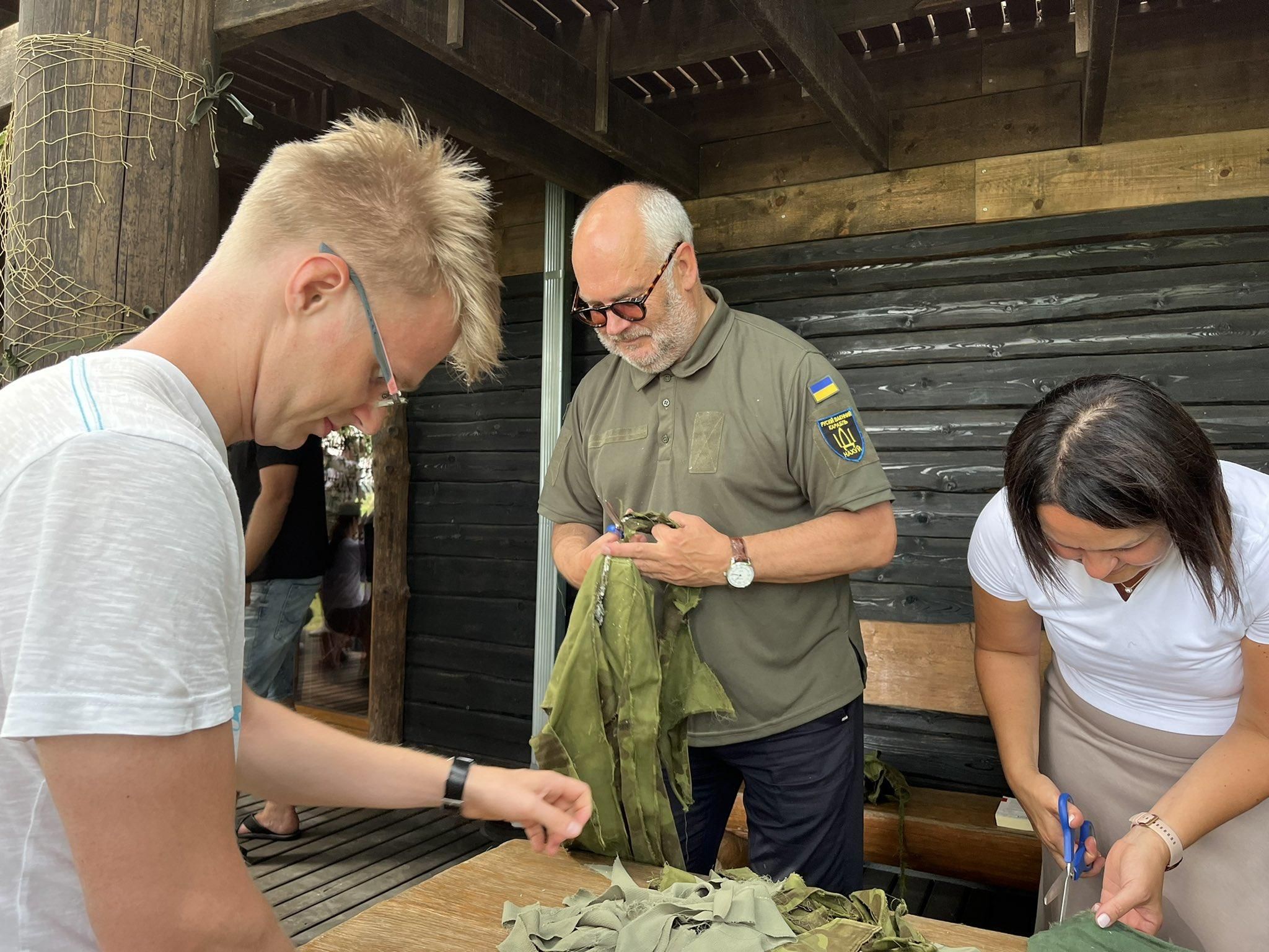 Президент Естонії долучився до плетіння маскувальних сіток для ЗСУ – фото Президент Естонії долучився до плетіння маскувальних сіток для ЗСУ – фото