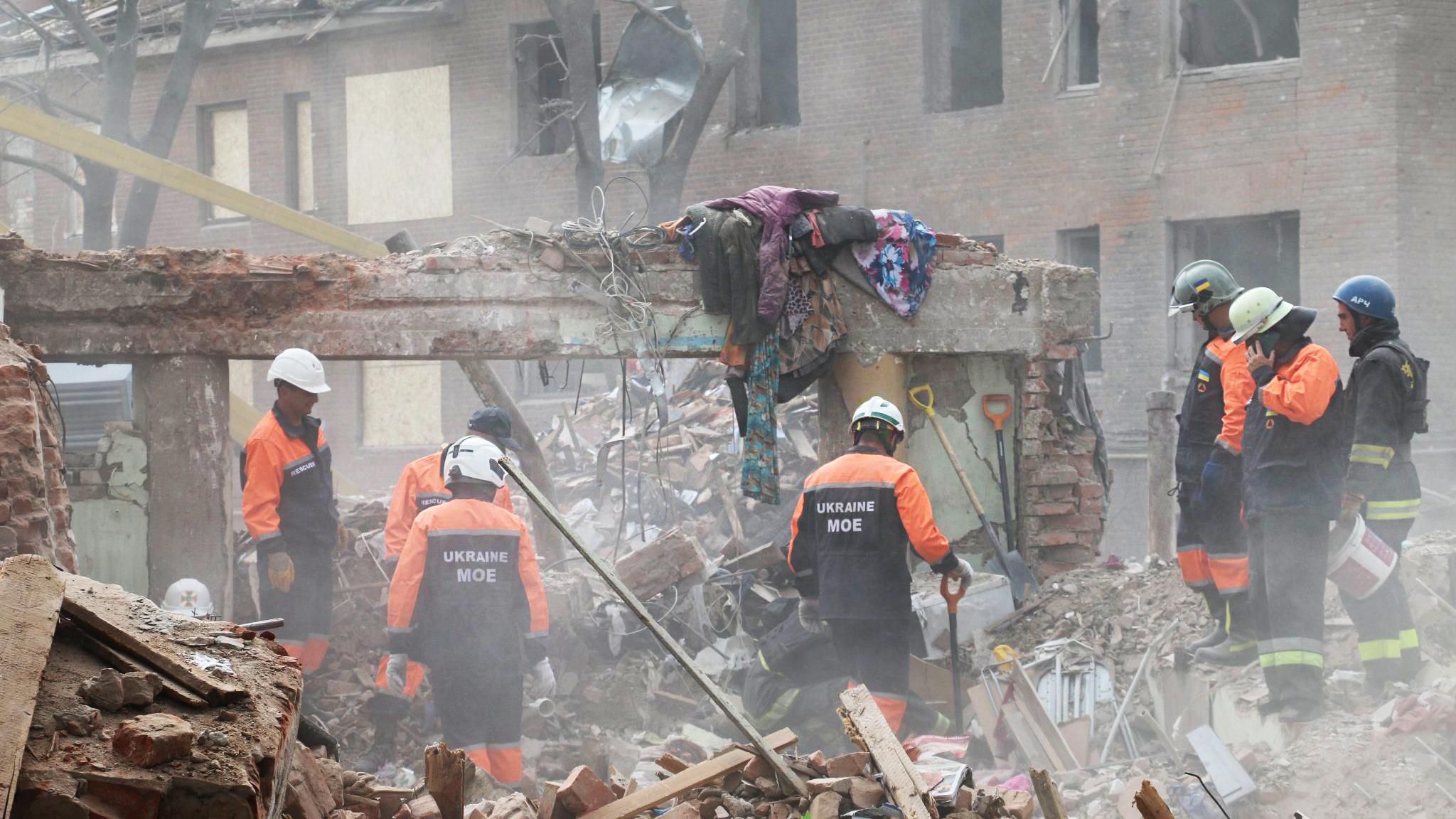 Нашли тела на месте обстрела общежития в Харькове Нашли тела на месте обстрела общежития в Харькове