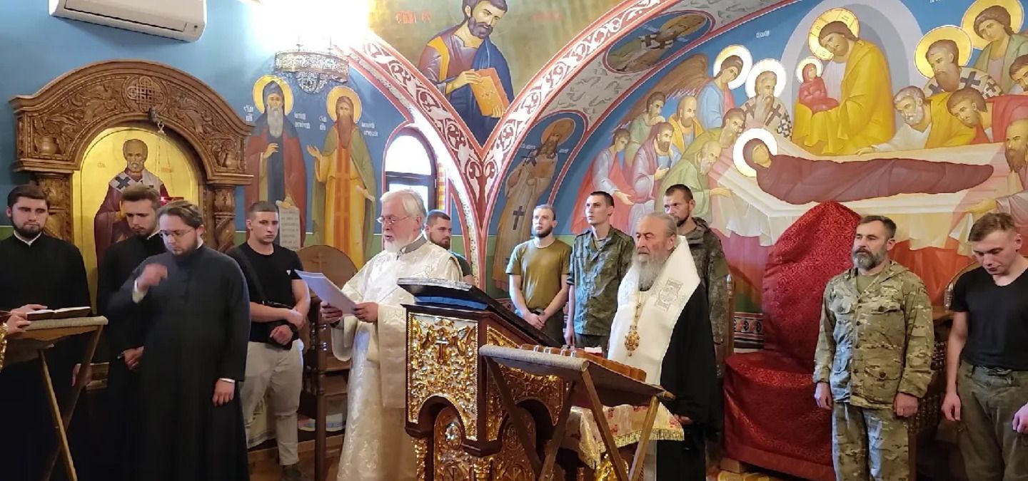 Онуфрій молиться з окупантами Онуфрій молиться з окупантами
