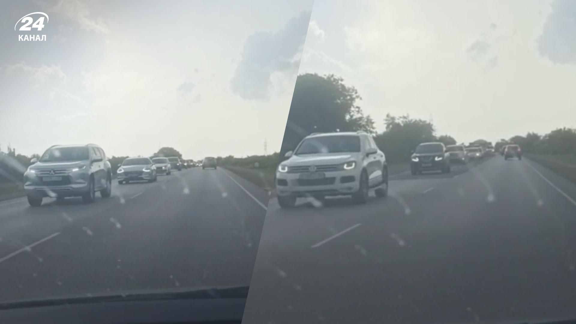 Взрывы в Крыму – на трассе из Симферополя образовалась километровая очередь из автомобилей Взрывы в Крыму – на трассе из Симферополя образовалась километровая очередь из автомобилей