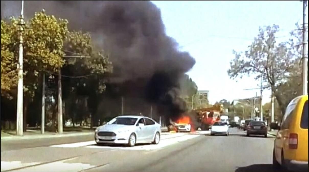 В Мариуполе вспыхнуло авто коллаборанта В Мариуполе вспыхнуло авто коллаборанта