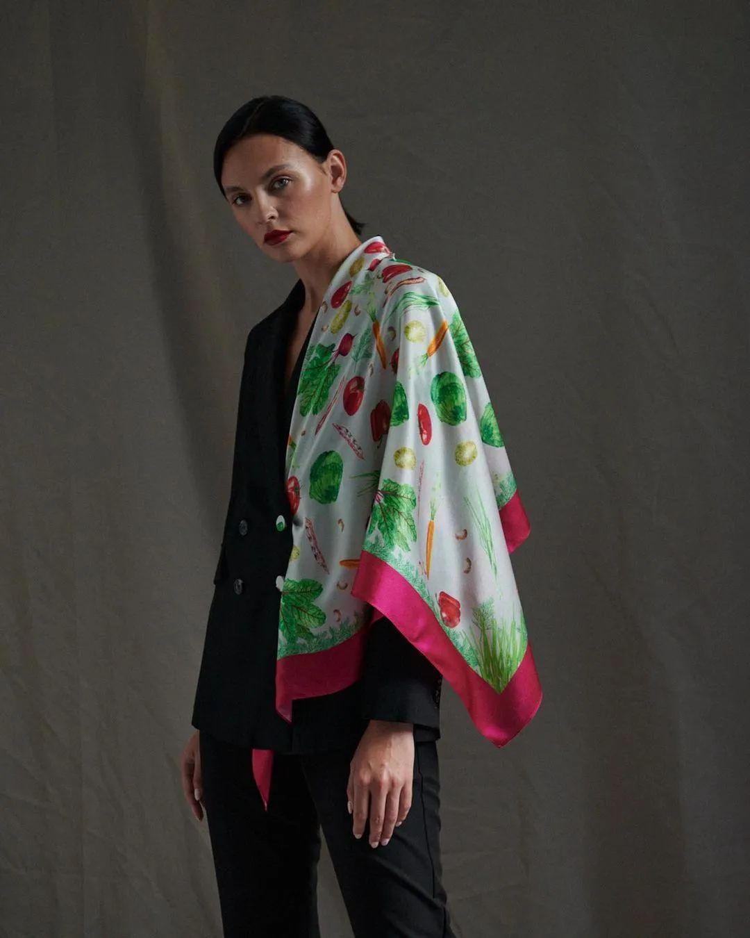 Український бренд створив хустину, присвячену борщу Український бренд створив хустину, присвячену борщу