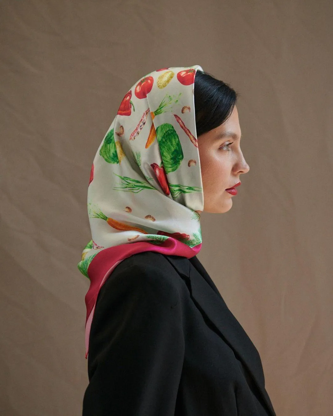 Український бренд створив хустину, присвячену борщу Український бренд створив хустину, присвячену борщу