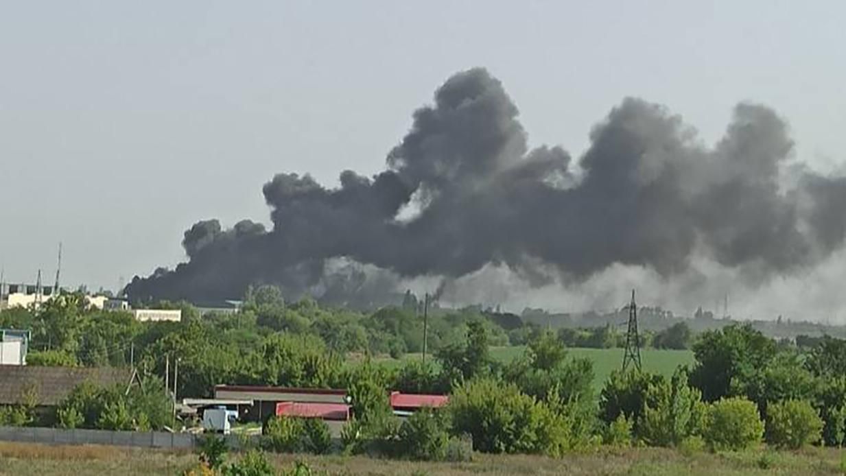 Взрывы в Каховке сегодня - горит российский склад БК - видео - 24 Канал