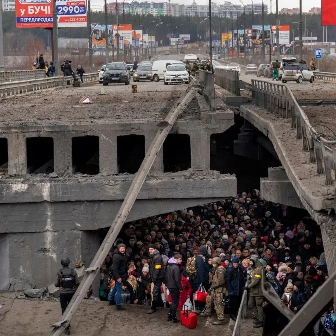  Біженці з Ірпеня ховаються від російських обстрілів під зруйнованим мостом 