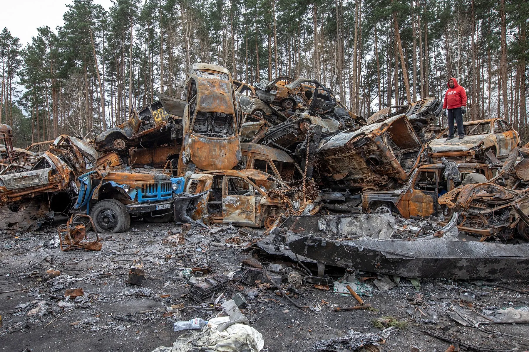 Згорілі автівки, зібрані з вулиць Ірпеня після навали російських загарбників