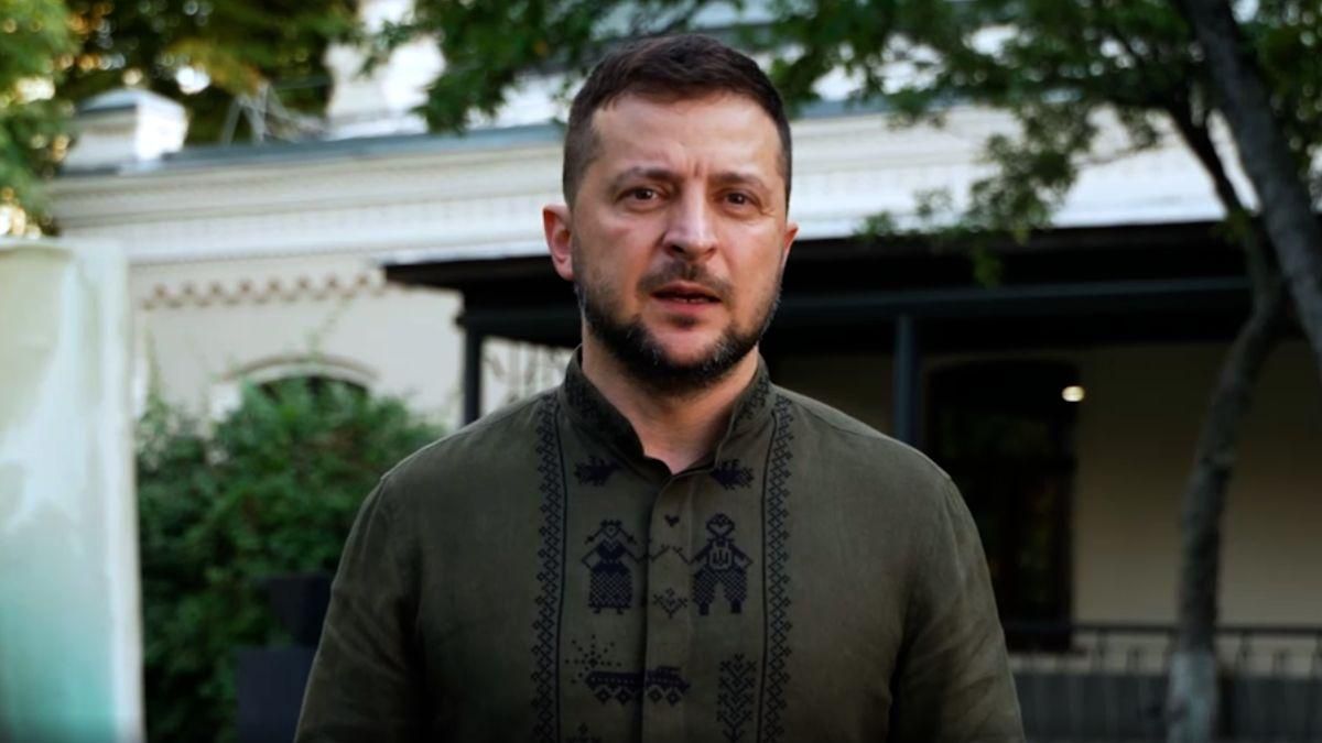 Де синьо-жовтий, немає та не буде тиранії: Зеленський записав звернення у День Прапора - 24 Канал Де синьо-жовтий, немає та не буде тиранії: Зеленський записав звернення у День Прапора - 24 Канал