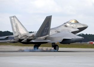 США уже перекинули в Польшу 12 истребителей F-22 Raptor