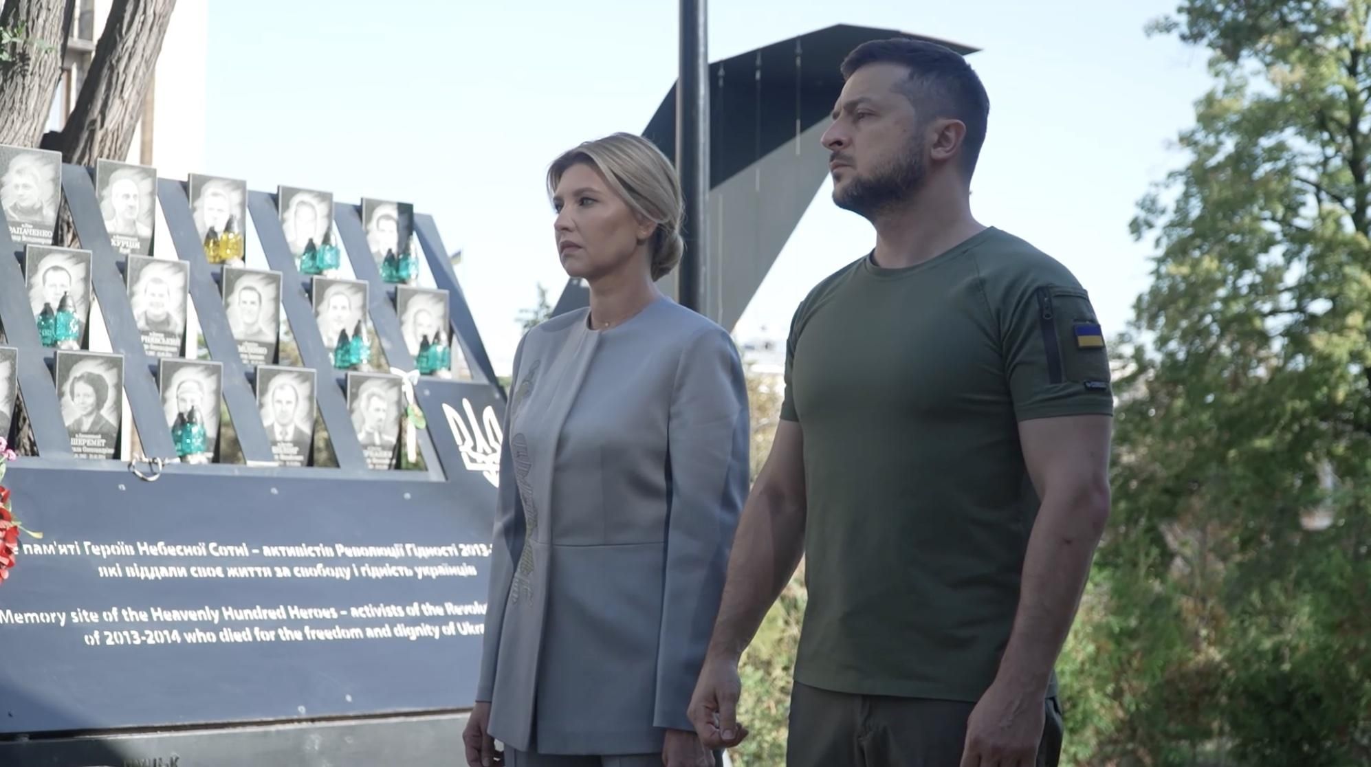 День Незалежності 2022 - Володимир і Олена Зеленські вшанували Героїв Небесної Сотні День Незалежності 2022 - Володимир і Олена Зеленські вшанували Героїв Небесної Сотні