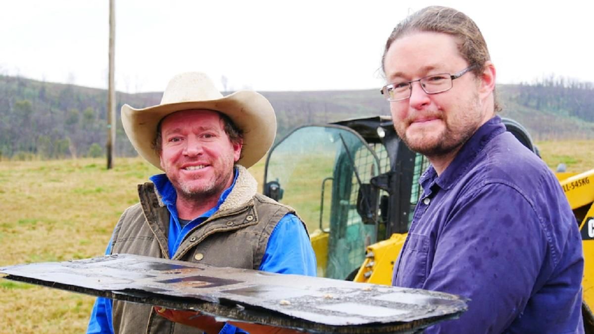 Джордан Гоббс та Бред Такер з уламком космічного корабля SpaceX Джордан Гоббс та Бред Такер з уламком космічного корабля SpaceX