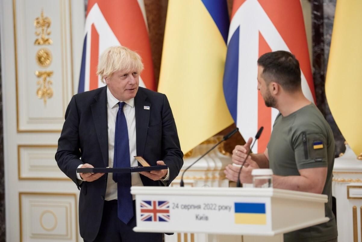 На Алеї сміливості в Києві викарбували ім'я Бориса Джонсона На Алеї сміливості в Києві викарбували ім'я Бориса Джонсона