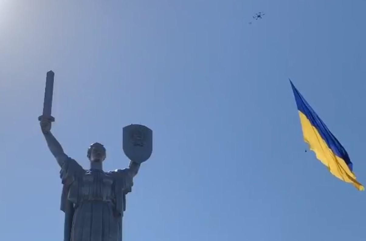 Над Києвом у День Незалежності пролетіли синьо-жовті прапори