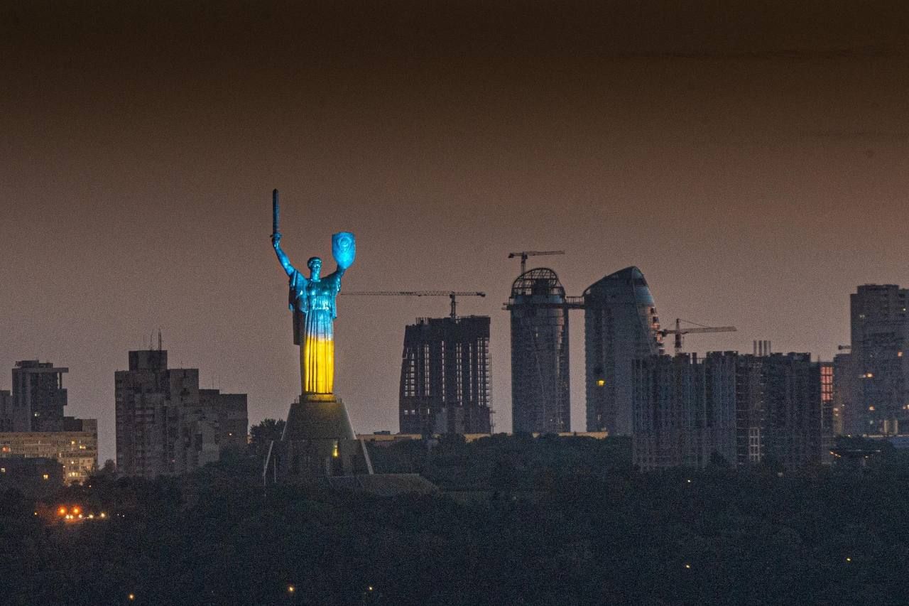 День Незалежності України 2022 - як у Києві підсвітили Батьківщину-мати 