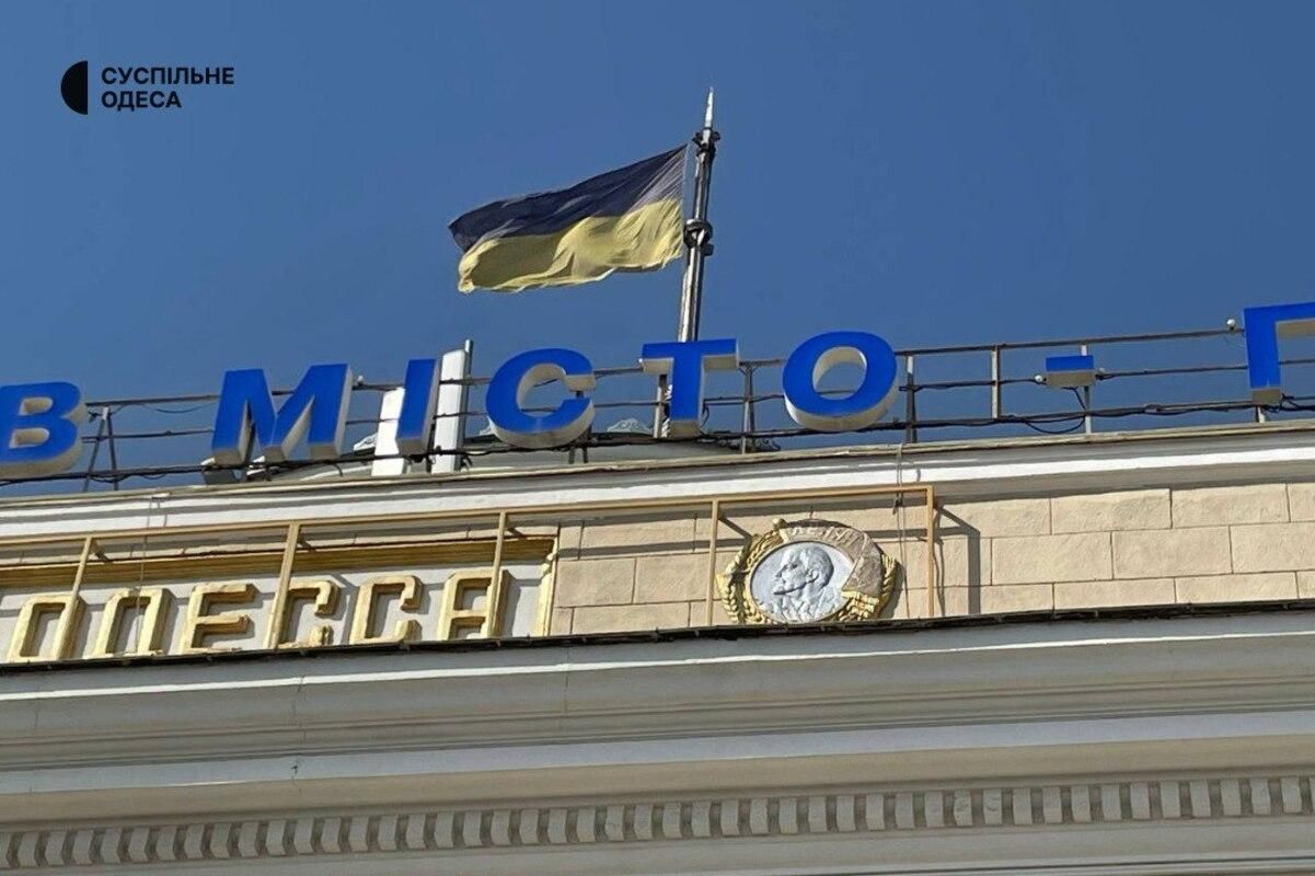 На будівлі вокзалу в Одесі прикривають радянську символіку На будівлі вокзалу в Одесі прикривають радянську символіку