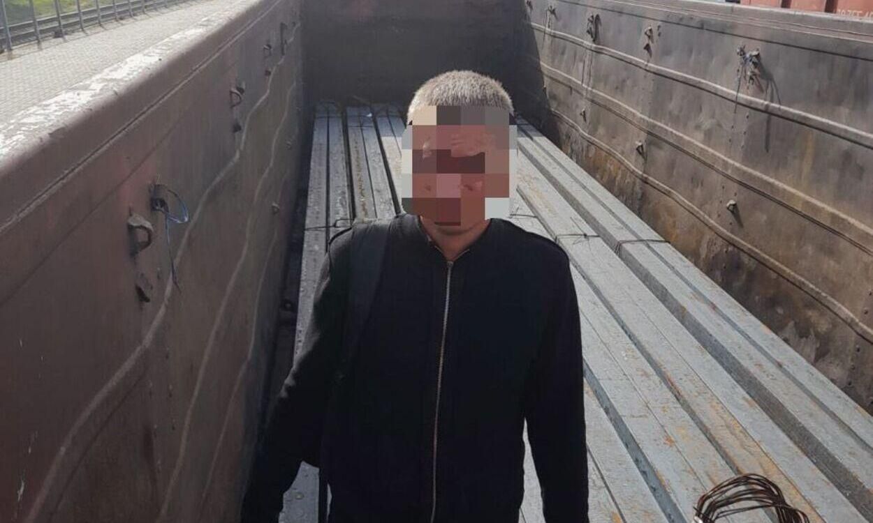 Мобилизация в Украине - мужчина убегал от армии в Молдову в грузовом вагоне - 24 канал Мобилизация в Украине - мужчина убегал от армии в Молдову в грузовом вагоне - 24 канал