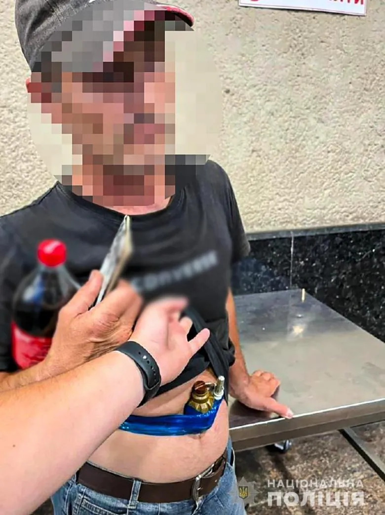 Запхав гранату собі під футболку: небезпечного пасажира затримали на вокзалі у Києві Запхав гранату собі під футболку: небезпечного пасажира затримали на вокзалі у Києві