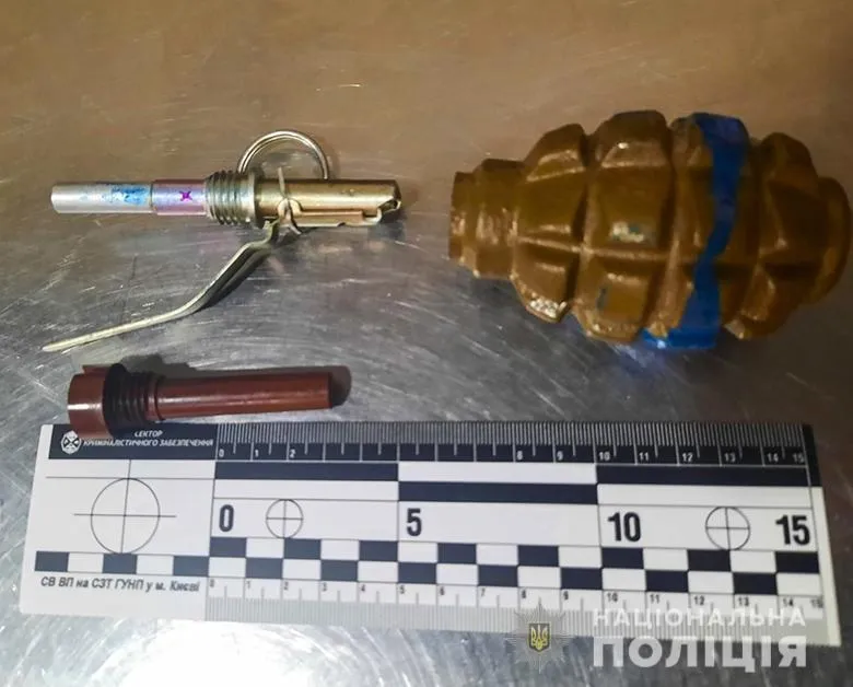 Запхав гранату собі під футболку: небезпечного пасажира затримали на вокзалі у Києві Запхав гранату собі під футболку: небезпечного пасажира затримали на вокзалі у Києві