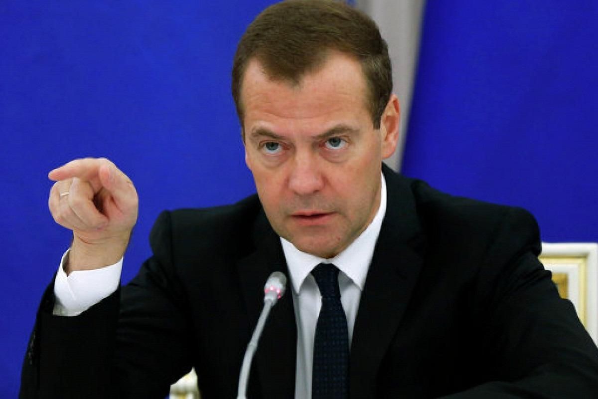 Медведев наговорил очередных маразмов журналистам из Франции.