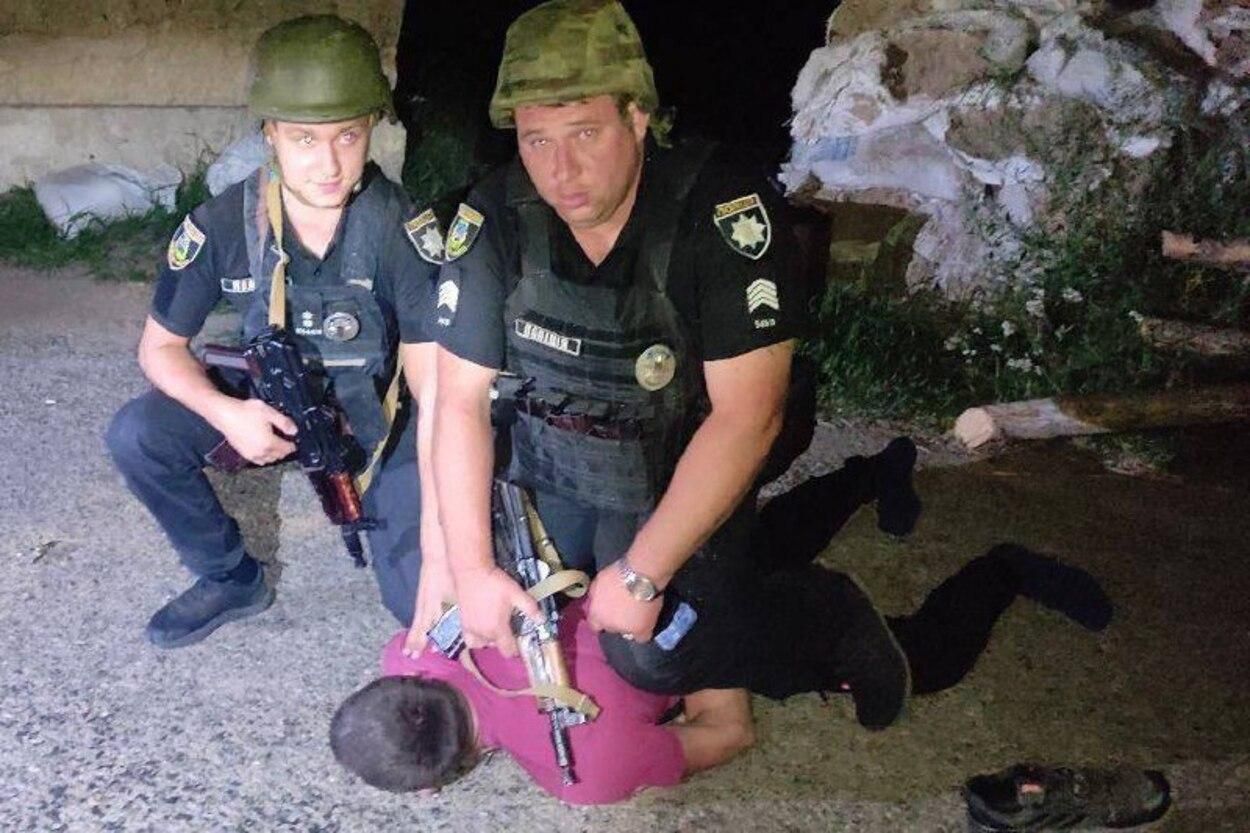 Чоловік стріляв у прапор України - порушник погрожував поліцейським гранатою - 24 Канал Чоловік стріляв у прапор України - порушник погрожував поліцейським гранатою - 24 Канал