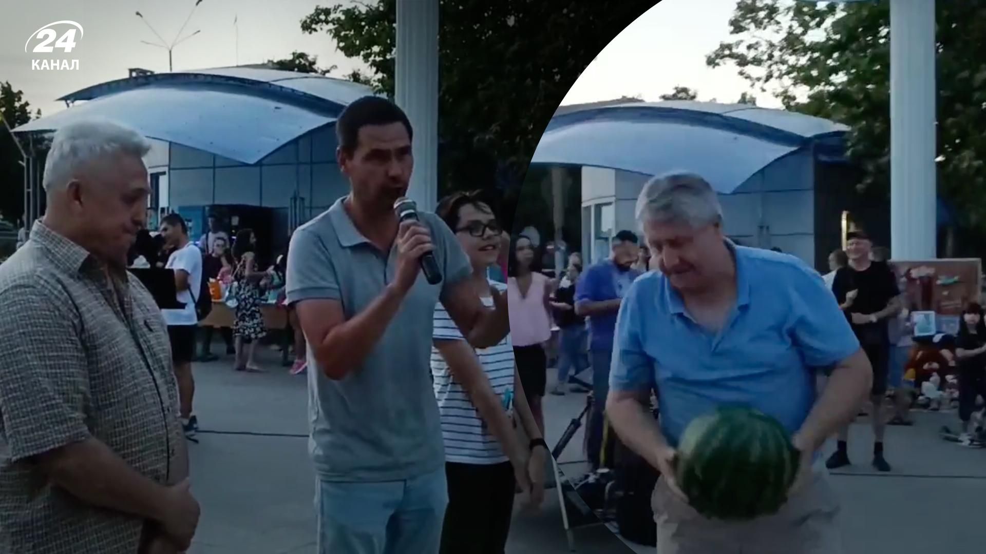 Кавун з Херсона продали на аукціоні - у скільки оцінили ягоду, яка їхала 8 днів Кавун з Херсона продали на аукціоні - у скільки оцінили ягоду, яка їхала 8 днів