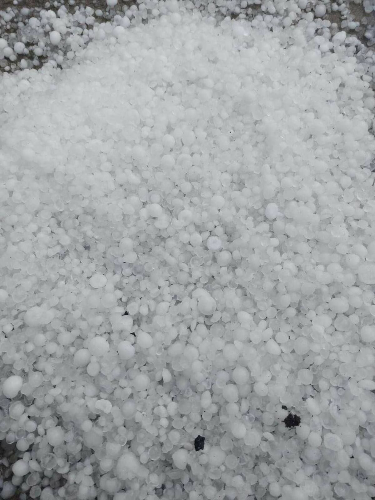 У Харкові випав великий град У Харкові випав великий град