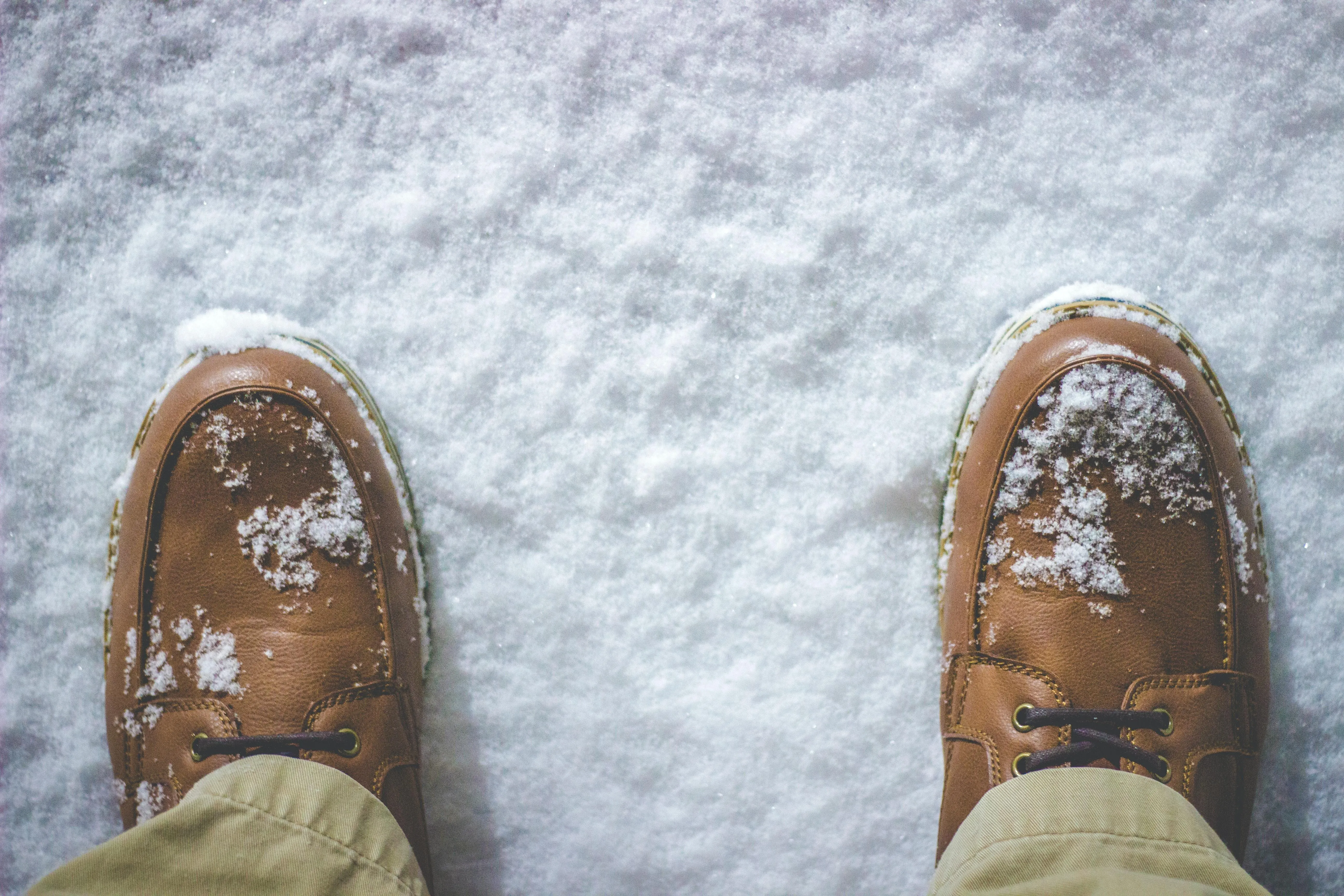 Ноги снежок. Обувь в снегу. Зимние ботинки в снегу. Снег под ногами. Ноги в снегу.