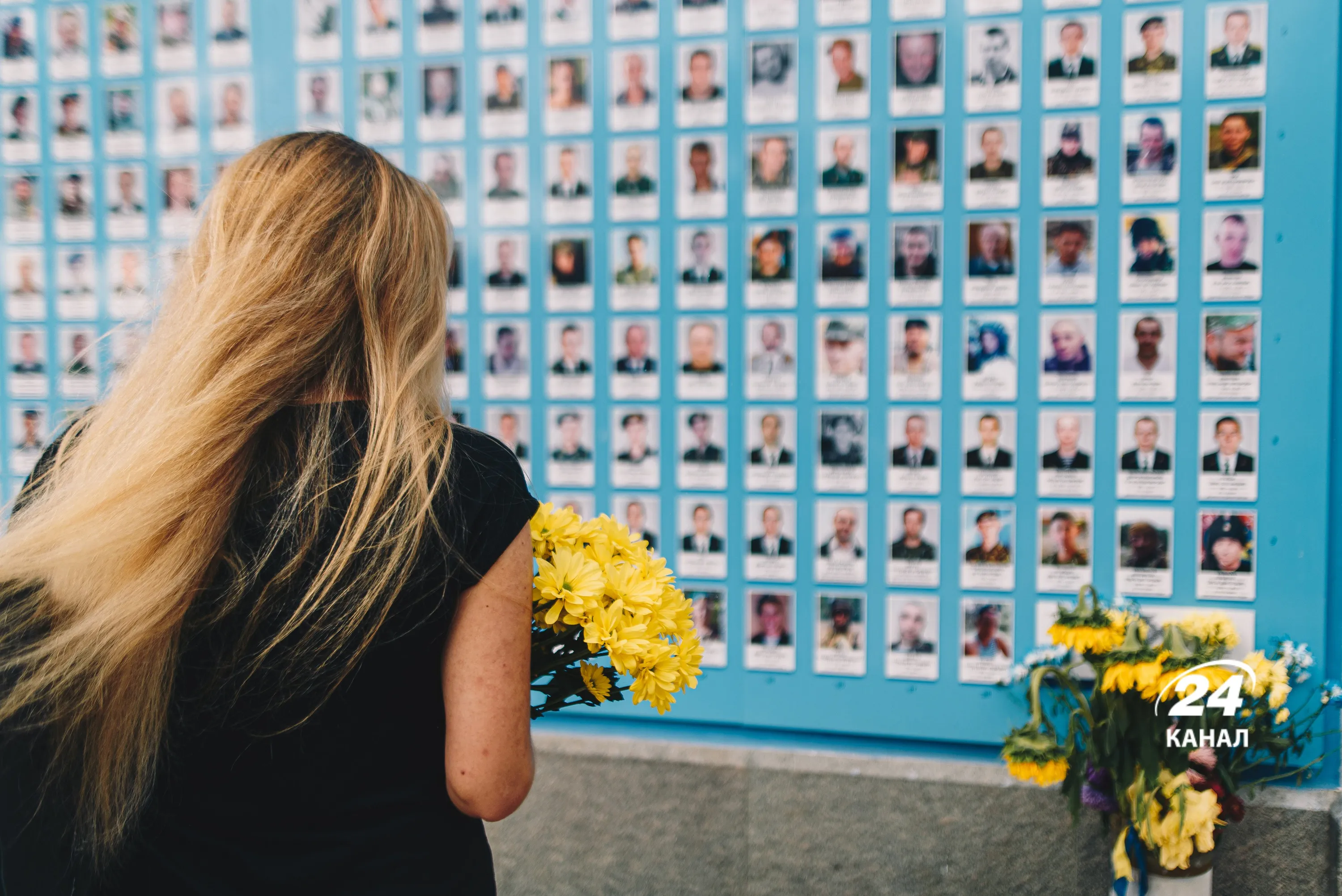  У роковини загибелі героїв під Іловайськом кияни несли квіти до стіни пам'яті 