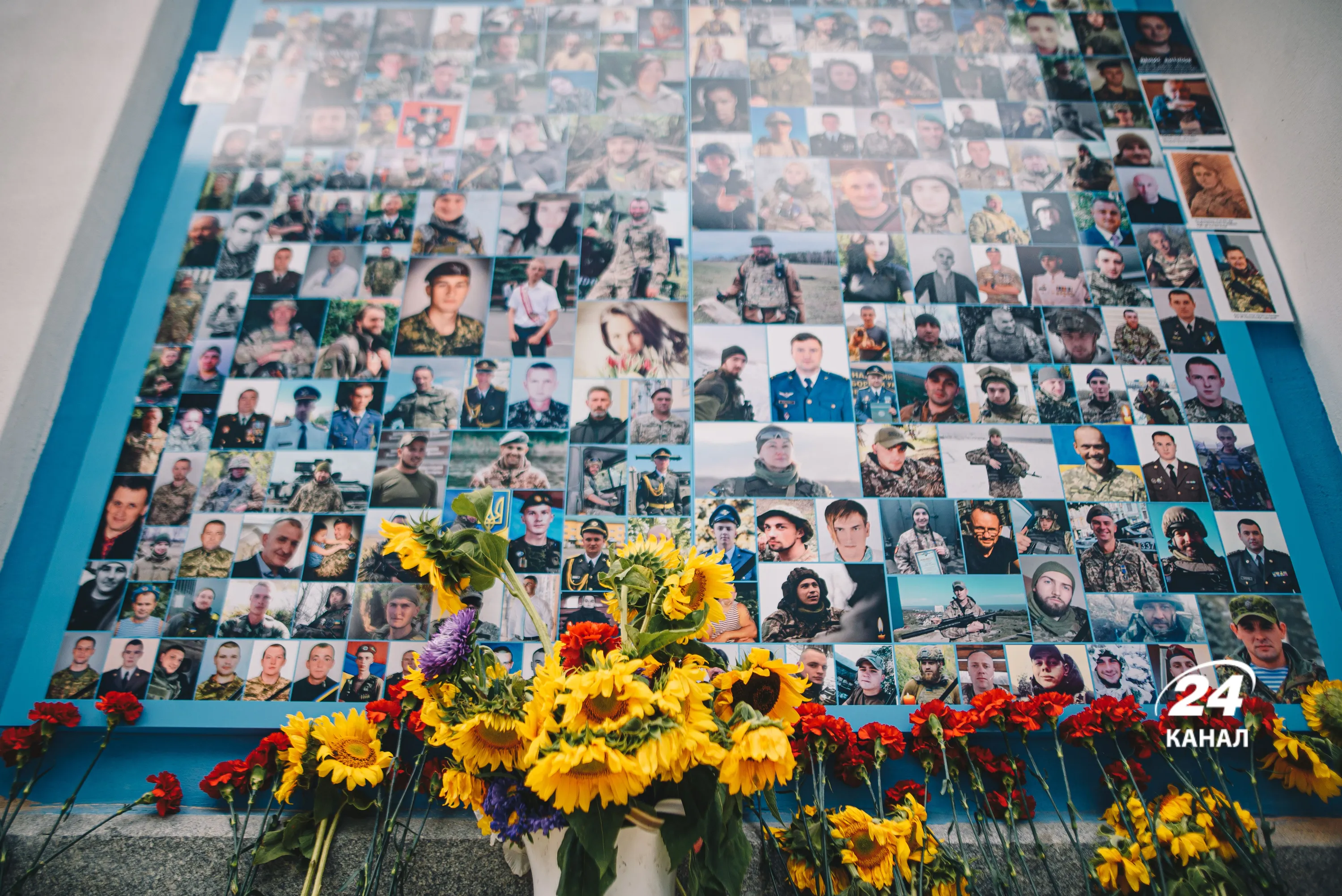  У роковини загибелі героїв під Іловайськом кияни несли квіти до стіни пам'яті 