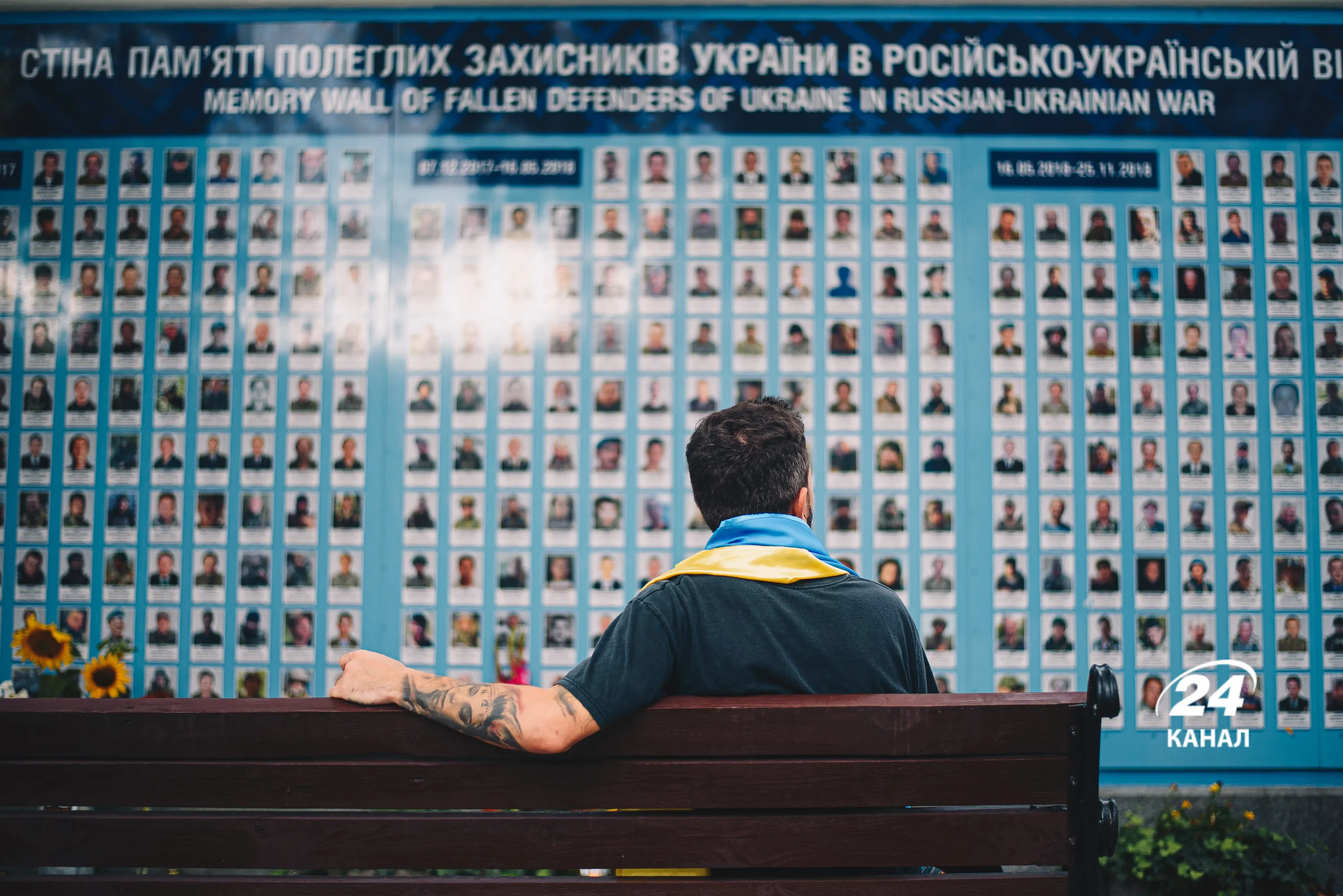 У роковини загибелі героїв під Іловайськом кияни несли квіти до стіни пам'яті У роковини загибелі героїв під Іловайськом кияни несли квіти до стіни пам'яті