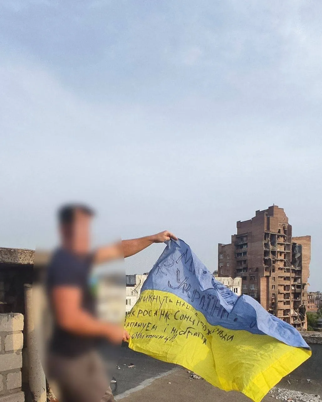 Местный житель поднял над Мариуполем украинский флаг
