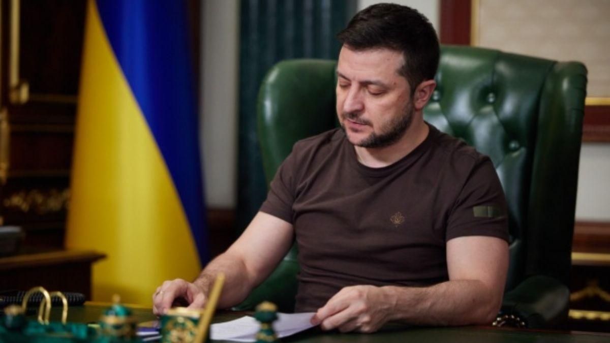 Зеленський 30 серпня 2022 підписав документи для вступу в ЄС Зеленський 30 серпня 2022 підписав документи для вступу в ЄС