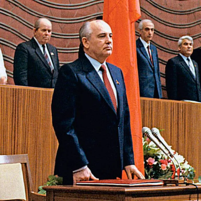 Горбачев состовляет присягу президента ссср