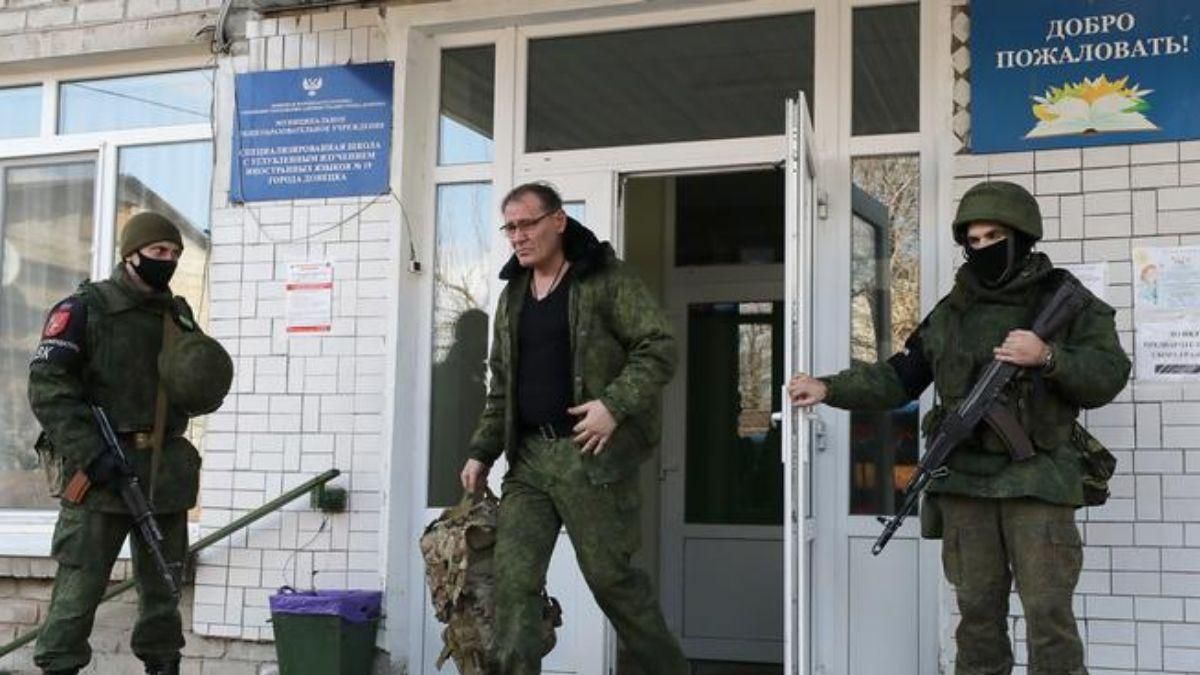 Принудительная мобилизация на Донбассе – требуют по 100 тысяч за выезд мужчин Принудительная мобилизация на Донбассе – требуют по 100 тысяч за выезд мужчин