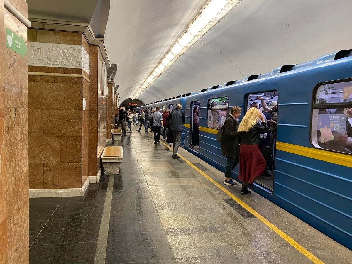 На станции метро "Дарница" пассажир попал под поезд