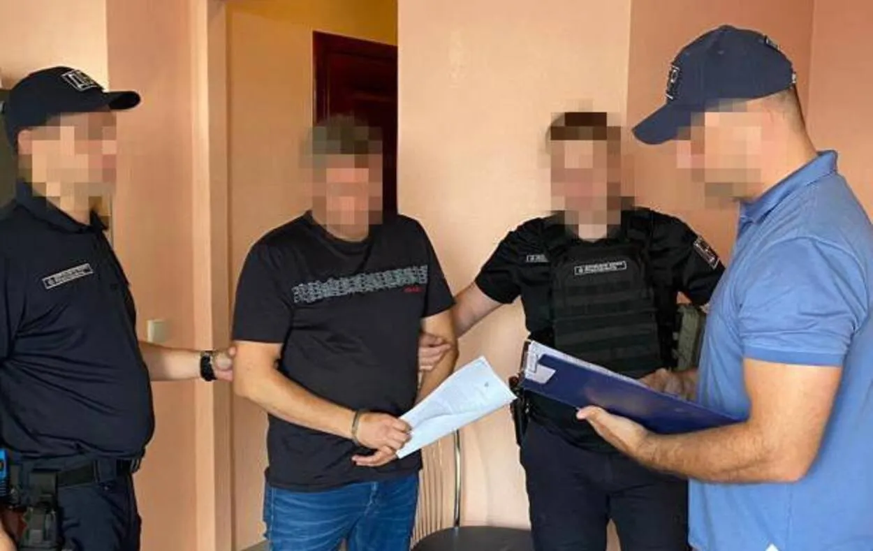 В Умани работник военкомата отмазывал призывников от армии: хотел 10 тысяч долларов В Умани работник военкомата отмазывал призывников от армии: хотел 10 тысяч долларов