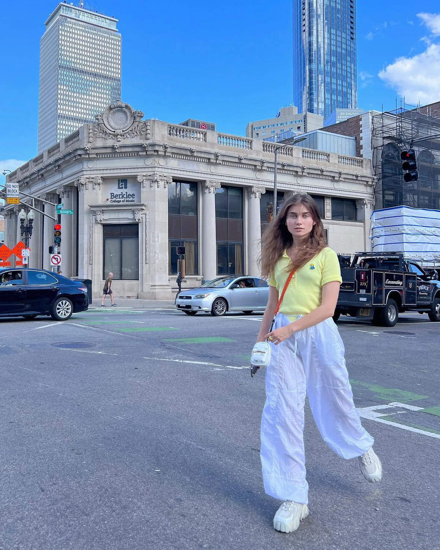 Jerry Heil біля музичного коледжу Берклі в Бостоні Jerry Heil біля музичного коледжу Берклі в Бостоні