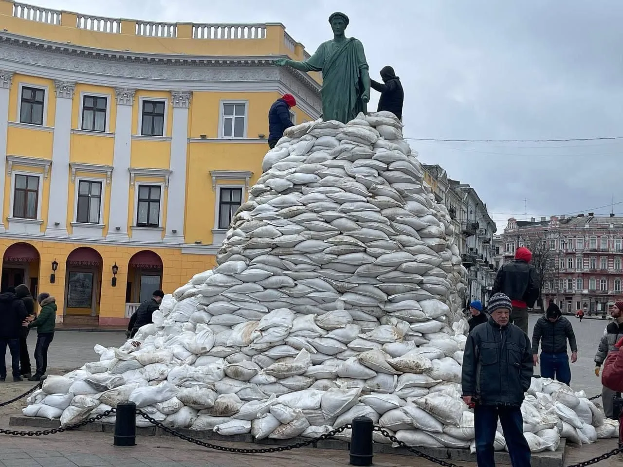 В Одесі обклали мішками пам'ятник Дюкові Рішельє