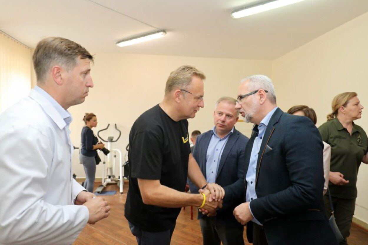 Візит Ляшка та Недзельського в Львів - разом із Садовим міністри відвідали військових - 24 Канал Візит Ляшка та Недзельського в Львів - разом із Садовим міністри відвідали військових - 24 Канал