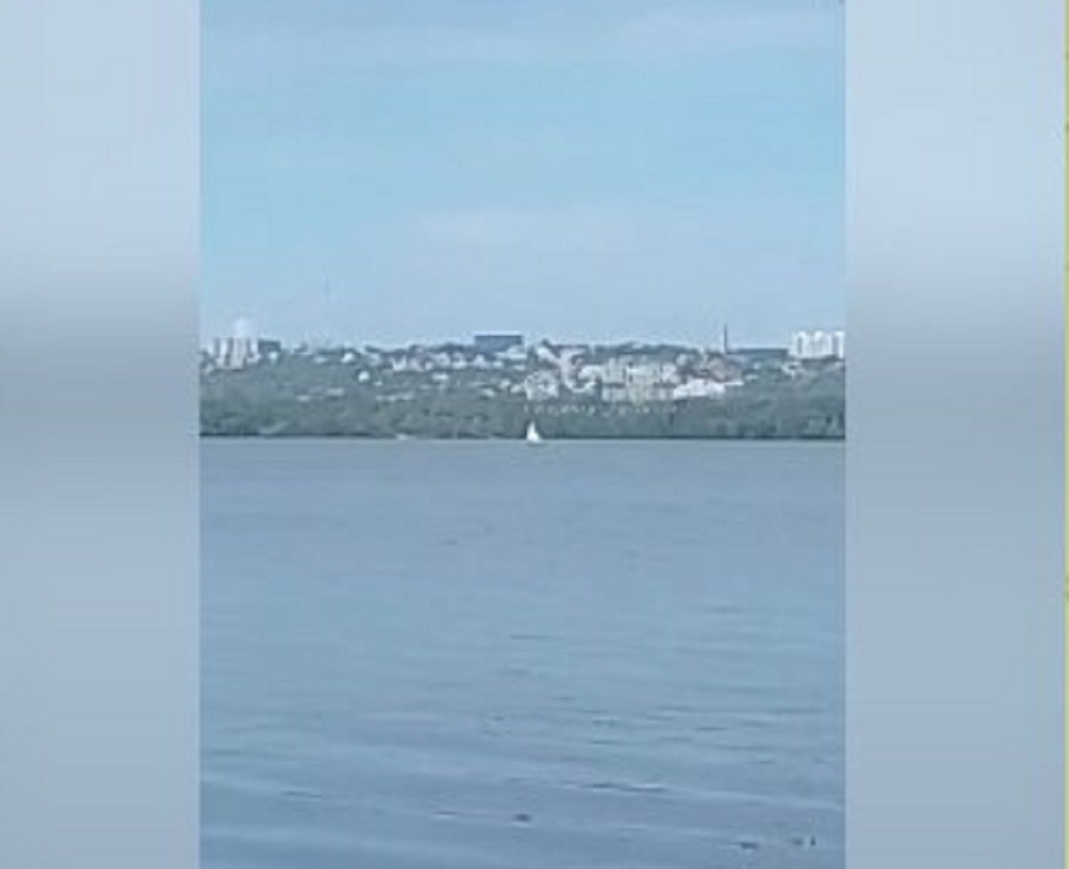 В Днепре заметили парусник, запрещенный в военное время В Днепре заметили парусник, запрещенный в военное время