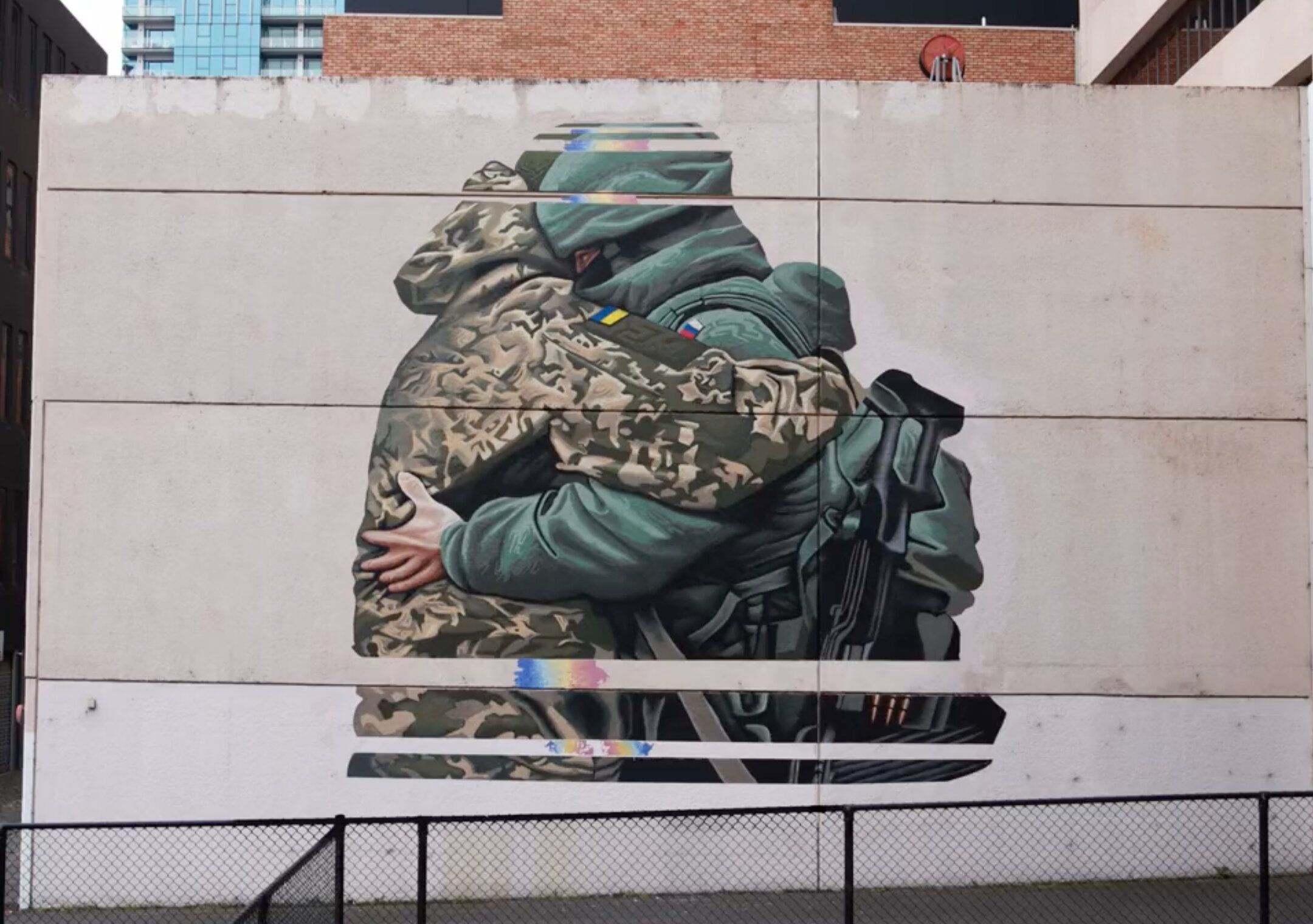 В Мельбурне появился мурал, где российский и украинский солдаты обнимаются