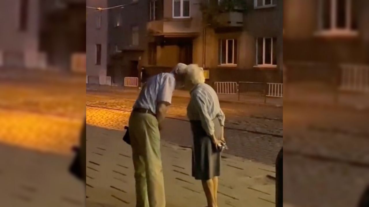 Поцілунок дідуся та бабусі у Львові розчулив мережу