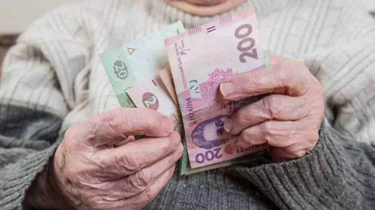 Пенсії в Україні - як отримати пенсію одразу за пів року - пояснення Пенсійного фонду - Економіка